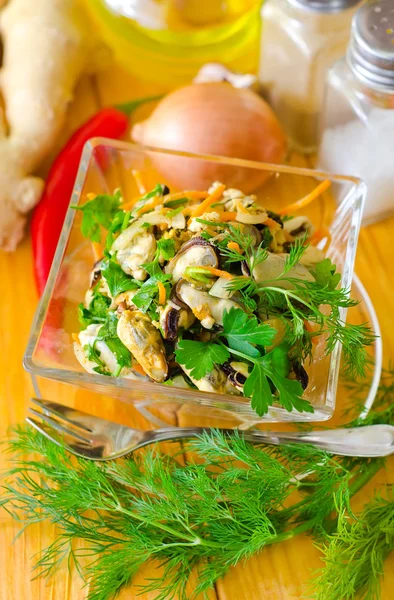 Ensalada con mejillones — Foto de Stock