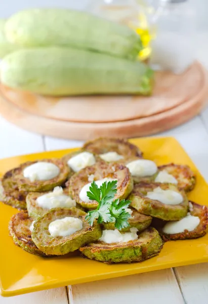 Beignets de courgettes sur une assiette — Photo