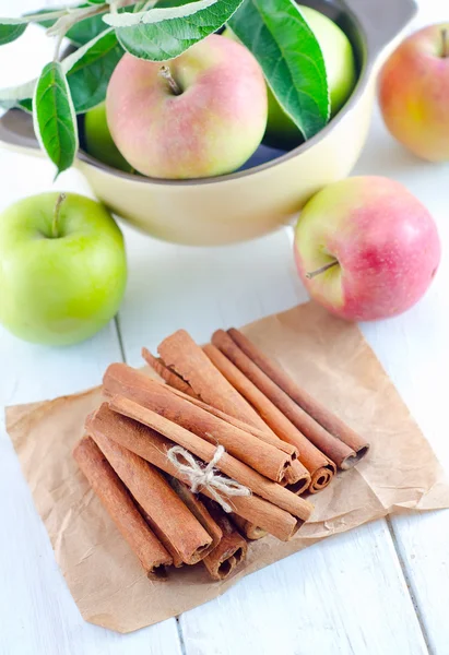 Apfel und Zimt — Stockfoto