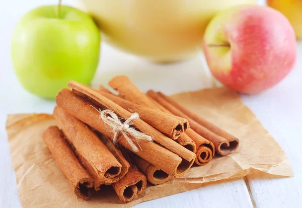 Apple and cinnamon — Stock Photo, Image