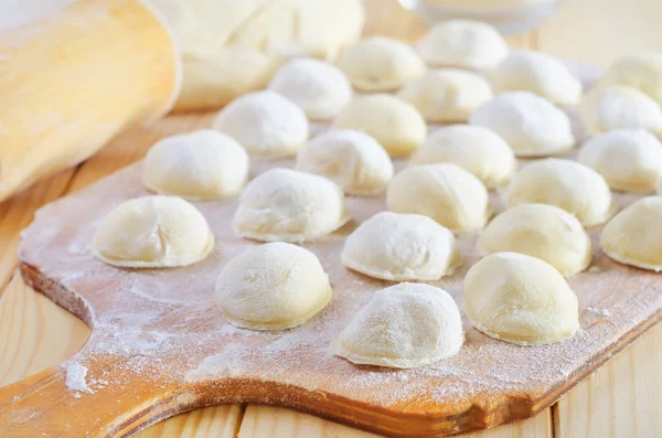 Ravioli cru em tábua de madeira — Fotografia de Stock