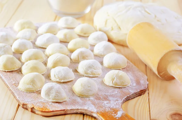 Tahtada çiğ ravioli — Stok fotoğraf