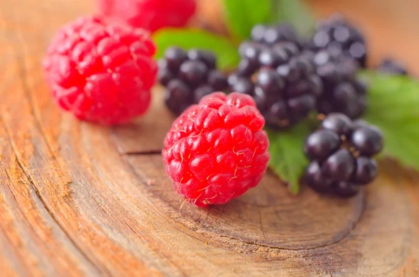 Raspberries and blackberries — Stock Photo, Image