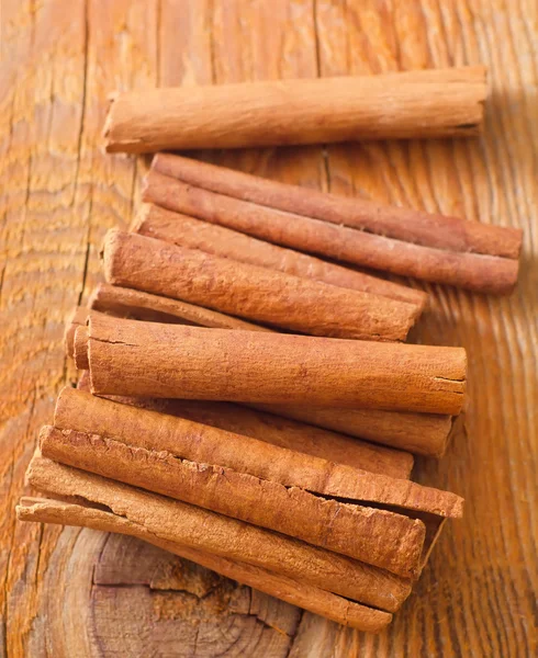 Canela em uma mesa de madeira — Fotografia de Stock