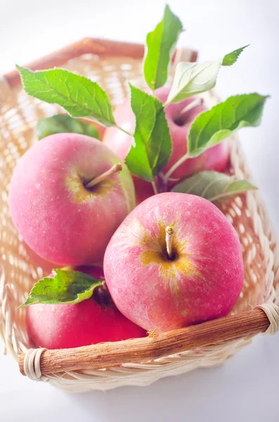 Manzanas en una canasta — Foto de Stock