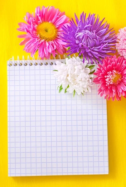 Flowers and note — Stock Photo, Image