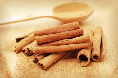 ahşap bir masa üzerine tarçın