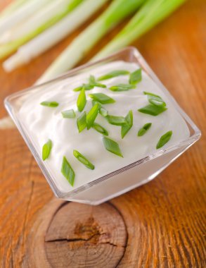 ekşi krema ile yeşil soğan