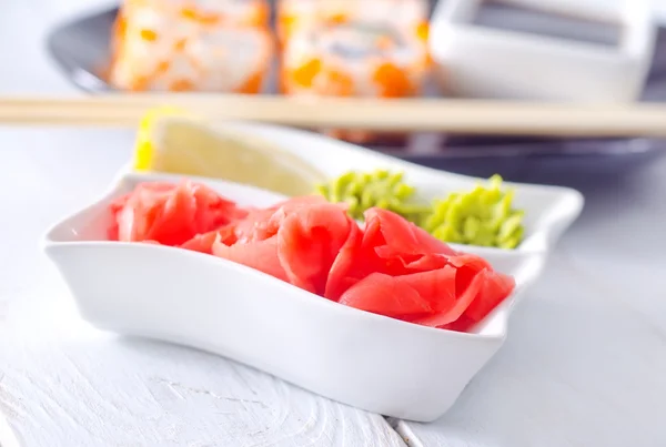 Jengibre en escabeche con salsa de soja y wasabi para sushi — Foto de Stock