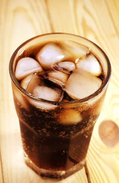 Cola mit Eis — Stockfoto