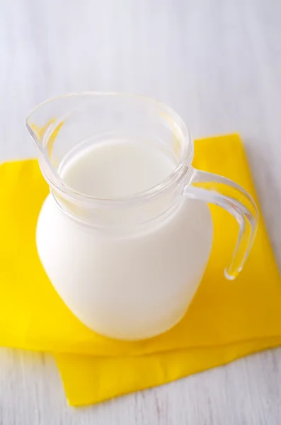 Kan met melk — Stockfoto