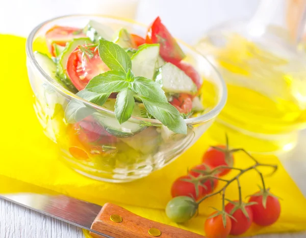 Salada com pepino e tomate — Fotografia de Stock