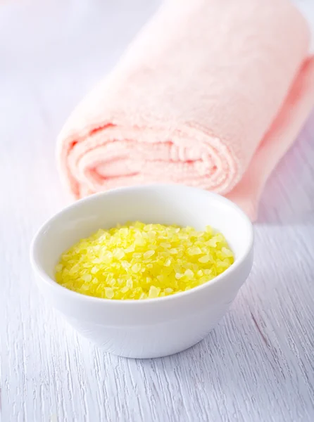 Sea salt and towel — Stock Photo, Image