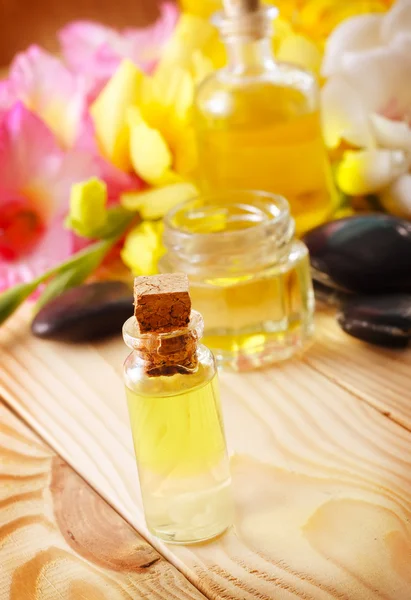 Pietre per spa e olio aromatico — Foto Stock