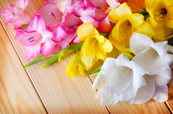 Bloemen op een houten achtergrond — Stockfoto