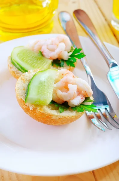 Shrimps with bread — Stock Photo, Image