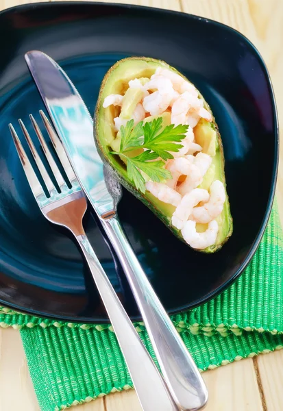 Avocado e gamberetti — Foto Stock