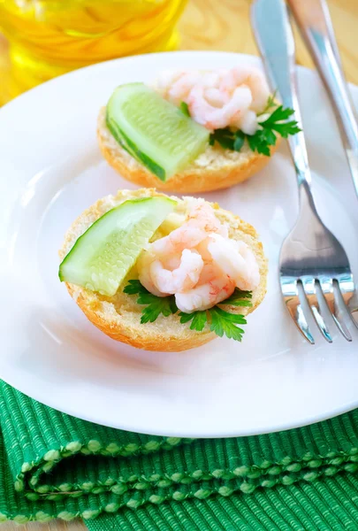 Shrimps with bread — Stock Photo, Image