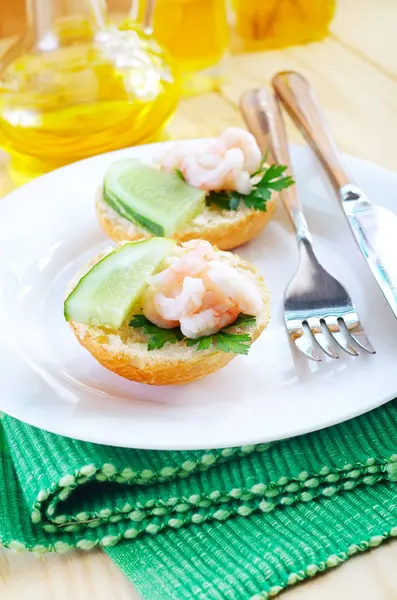 Shrimps with bread — Stock Photo, Image