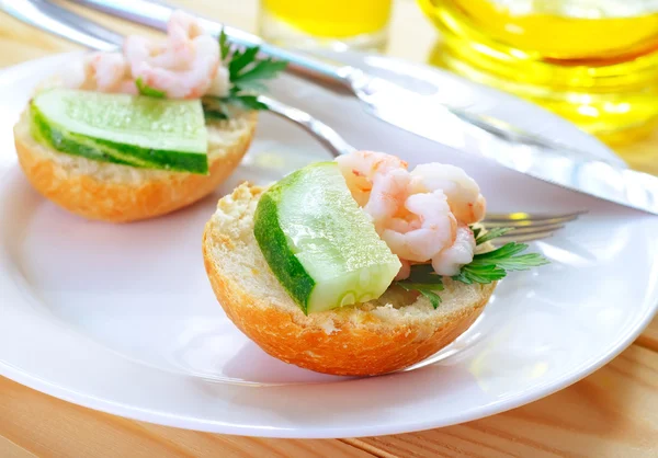 Shrimps with bread — Stock Photo, Image