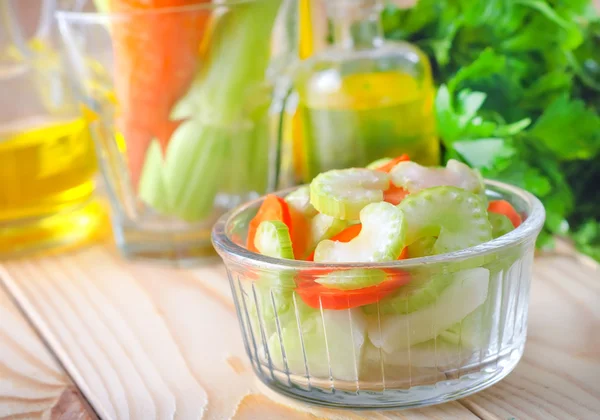 Salat mit Karotten und Sellerie — Stockfoto