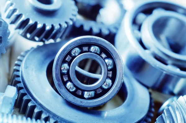 Maquinaria de engranajes industriales, piezas de ingeniería en tonos azules — Foto de Stock
