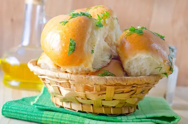 Vitt bröd, rullar med gröna — Stockfoto