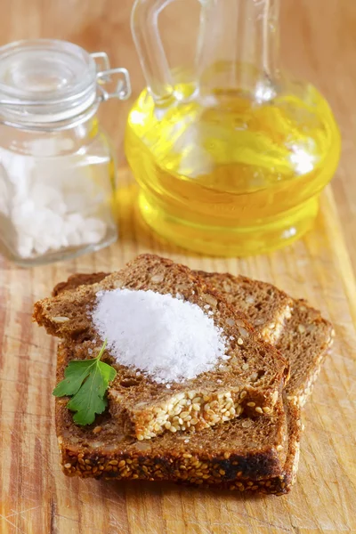 Bröd med salt — Stockfoto