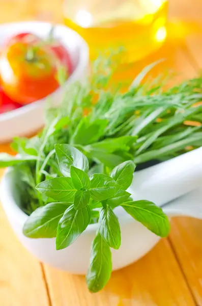 Manjericão fresco e outros produtos hortícolas — Fotografia de Stock