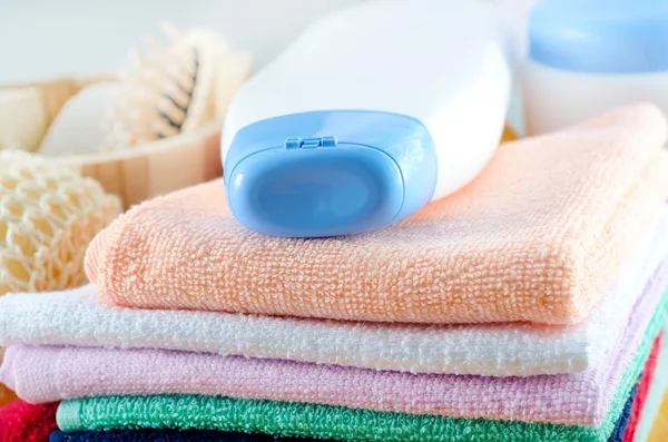 Towel and shampoo — Stock Photo, Image