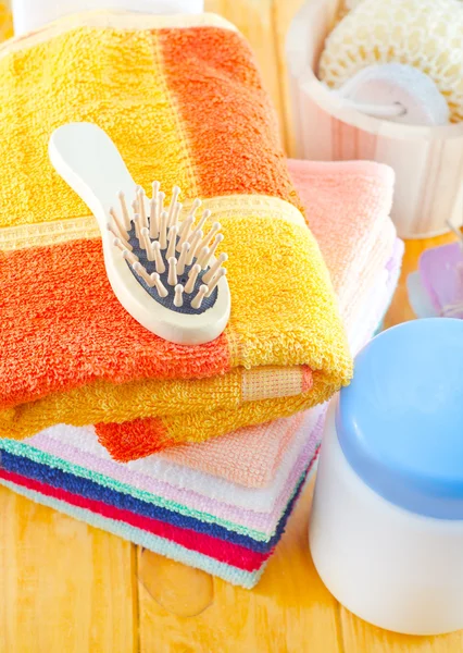 Ein Stapel Handtücher und eine Haarbürste — Stockfoto