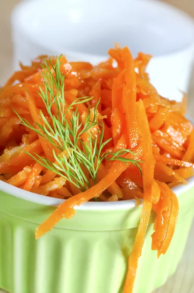 Zanahorias en un tazón —  Fotos de Stock