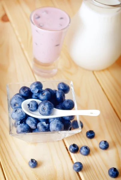 Berry and milk — Stock Photo, Image