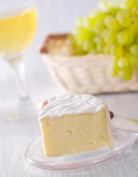 Cheese and grape — Stock Photo, Image