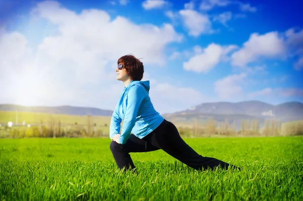 Žena, která dělá fitness táhnoucí se venku — Stock fotografie