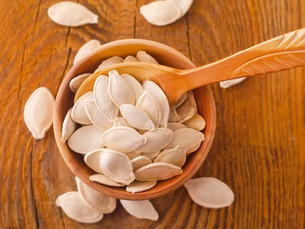 tahta kaşık, sağlıklı gıda içerikler içinde kabak çekirdeği