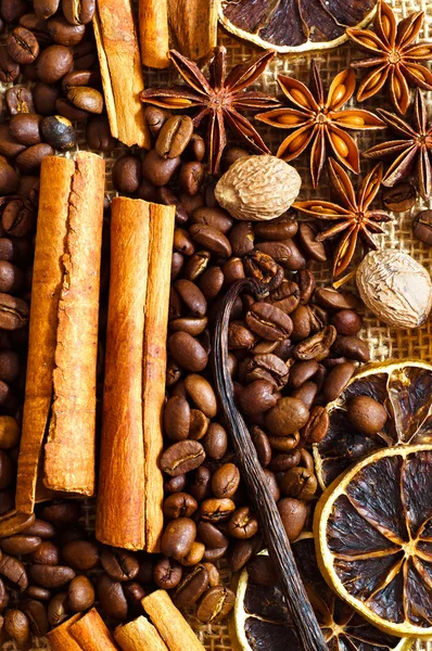 Café y especias aromáticas — Foto de Stock