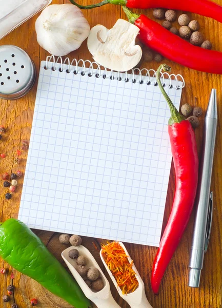 Legumes e especiarias fronteira e papel em branco para receitas — Fotografia de Stock