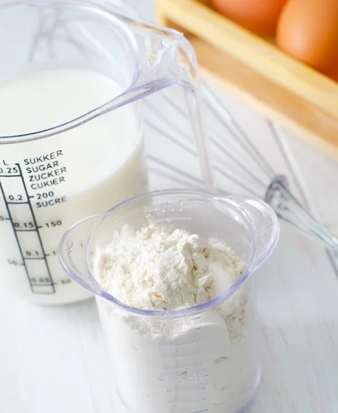 Flour and eggs — Stock Photo, Image