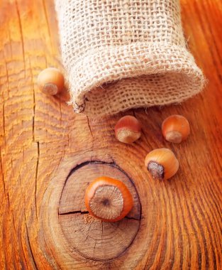 ahşap tahta üzerinde fındık