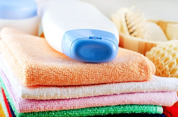 Shampoo and color towels — Stock Photo, Image