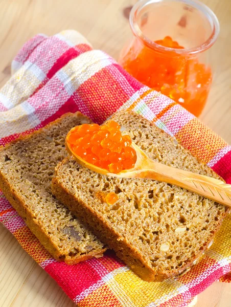 Κόκκινο χαβιάρι με ψωμί — Φωτογραφία Αρχείου