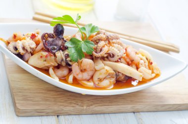 Deniz mahsullü salata