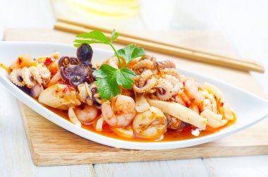 Deniz mahsullü salata