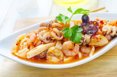 Deniz mahsullü salata