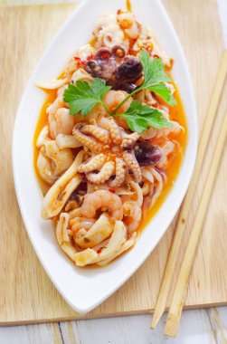 Deniz mahsullü salata