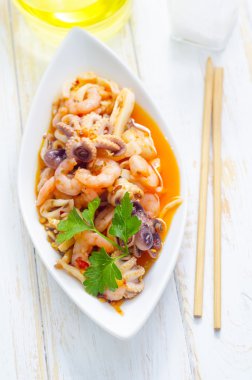 Deniz mahsullü salata