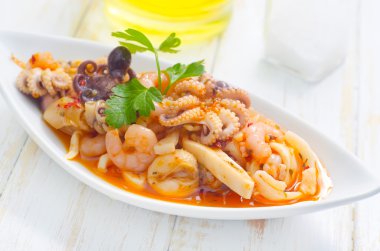 Deniz mahsullü salata