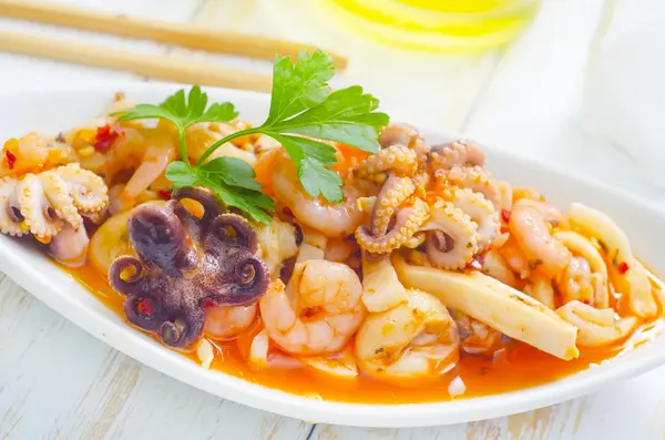 Deniz mahsullü salata