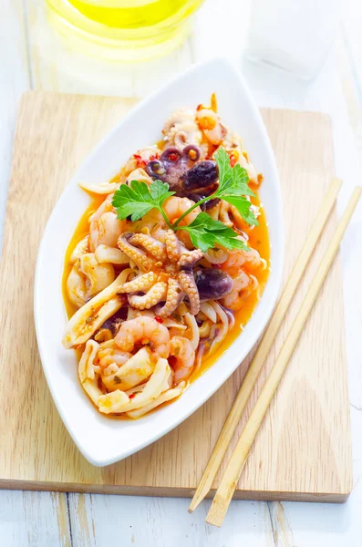 Deniz mahsullü salata